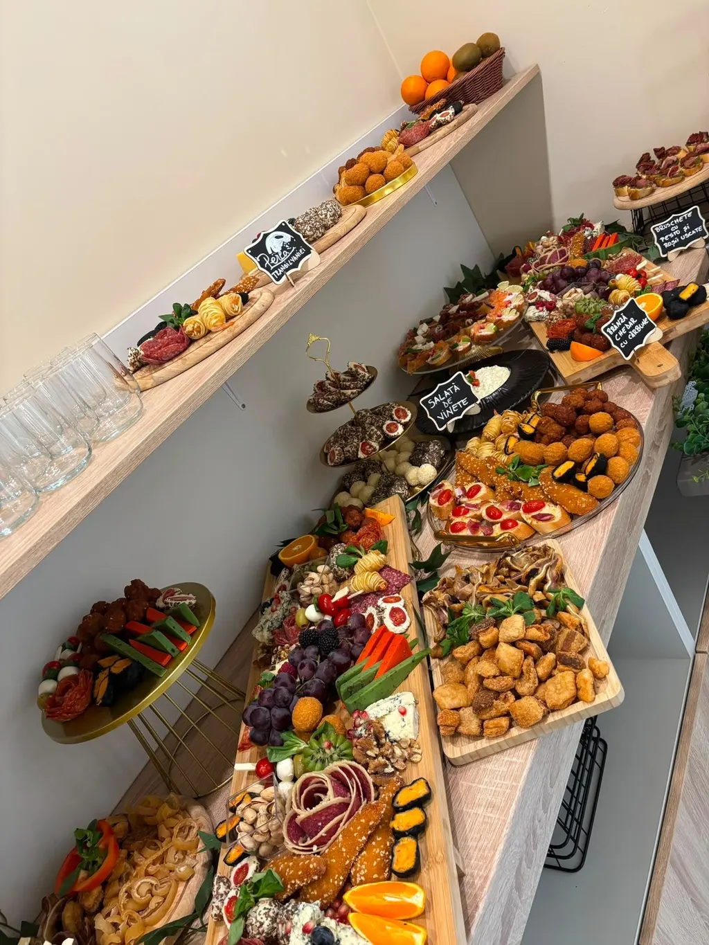Masă cu aperitive pregătite pentru un eveniment privat