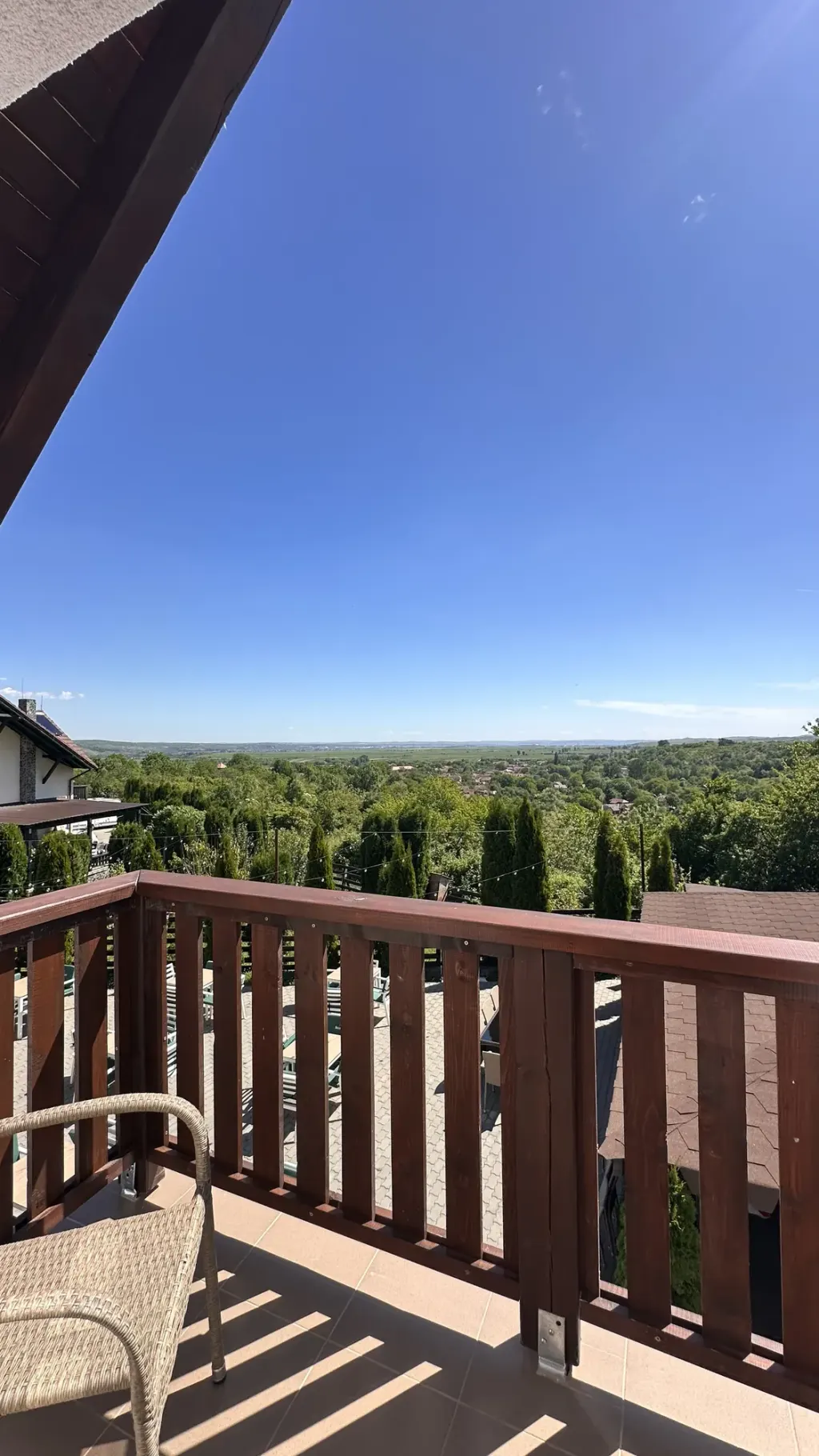 Vedere de pe balconul pensiunii spre dealurile din Moldovenești