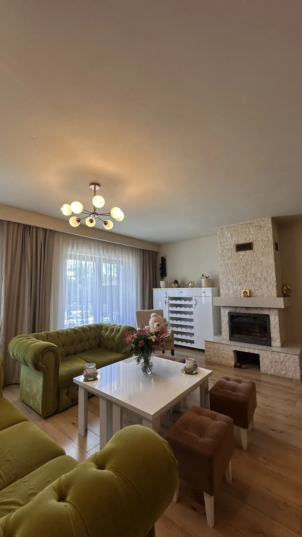 Canapea și șemineu decorativ în livingul pensiunii