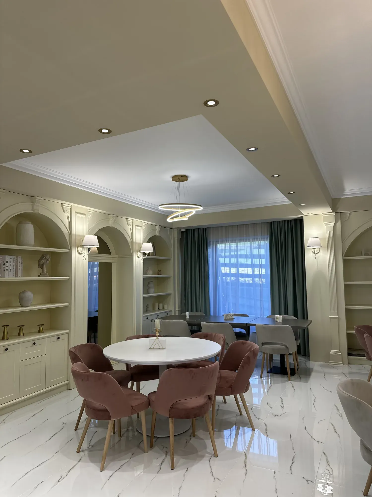 Sala de mese cu mese rotunde la Pensiunea Perla Transilvaniei