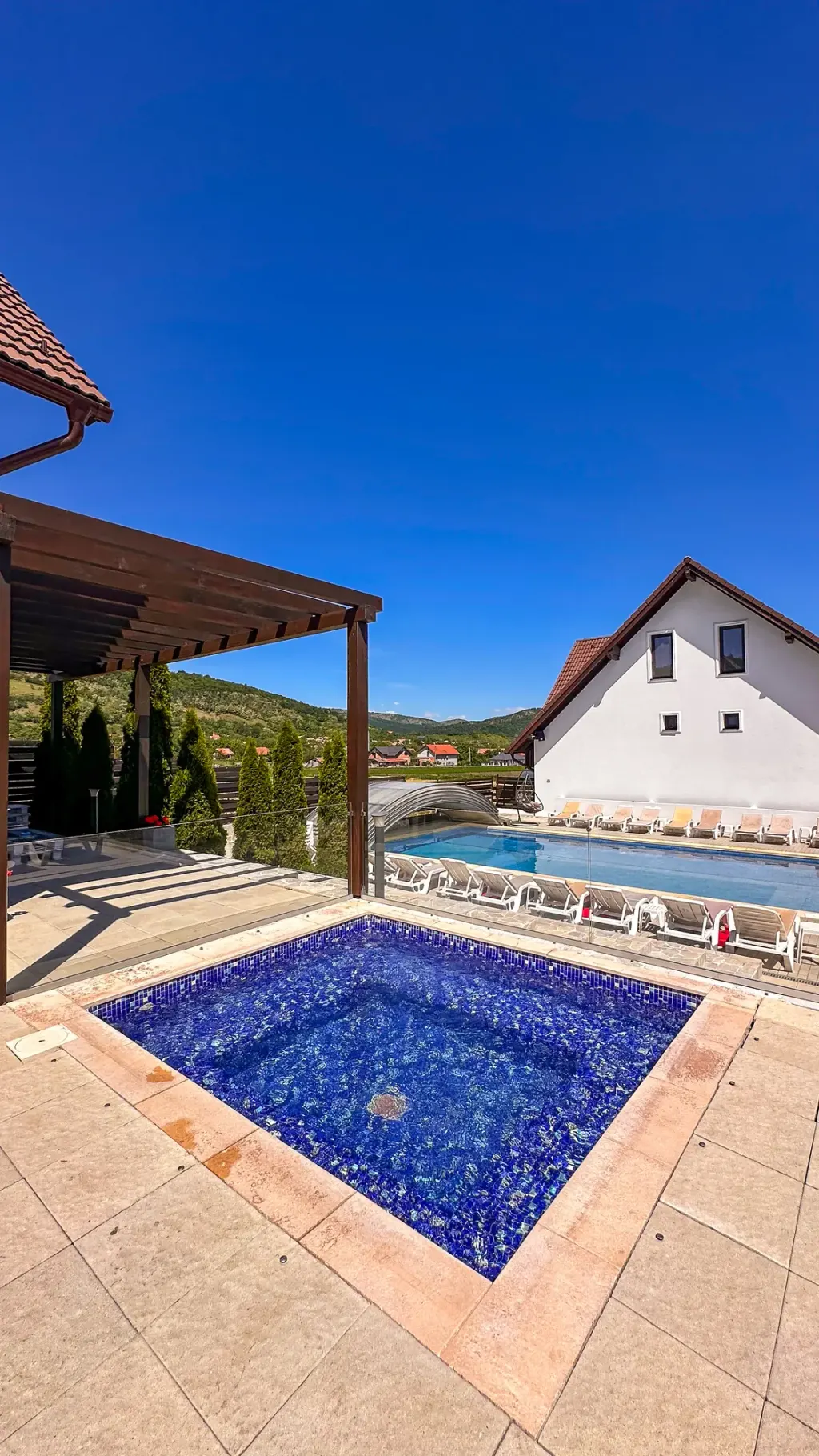 Jacuzzi exterior și piscina la Pensiunea Perla Transilvaniei